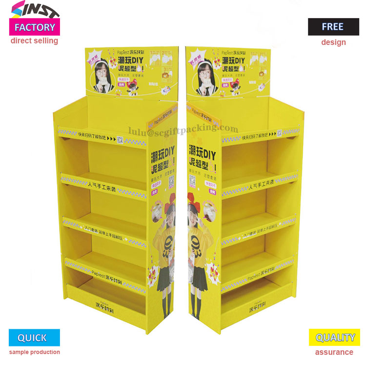 सुपरमार्केटको सानो पहेंलो कार्डबोर्ड डिस्प्ले र्याकमा आगो लागेको छ!